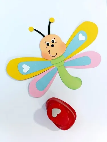 Eine Libelle in bunten Farben aus Bastelpapier