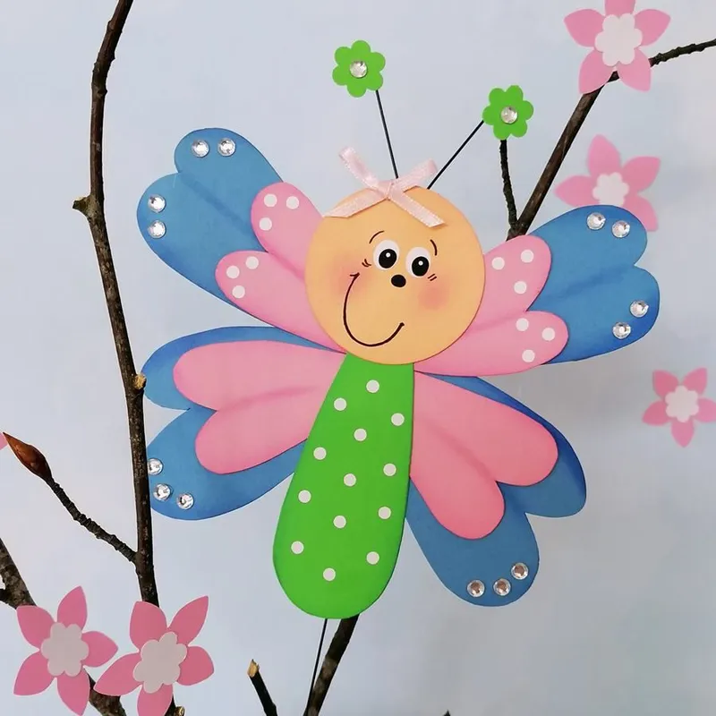 Ein bunter Schmetterling am Zweig