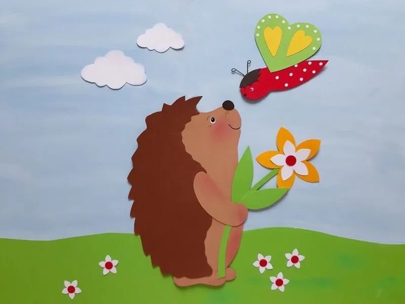 Fensterbild Igel mit Schmetterling auf einer Blumenwiese