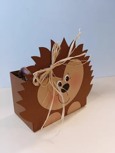 Schachtel mit einem Igelmotiv in der Seitenansicht