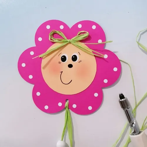 Löcher werden in die Blumen gestanzt