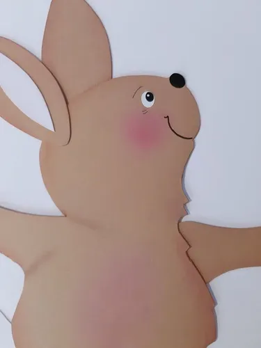 Das Gesicht vom Osterhasen wird bemalt
