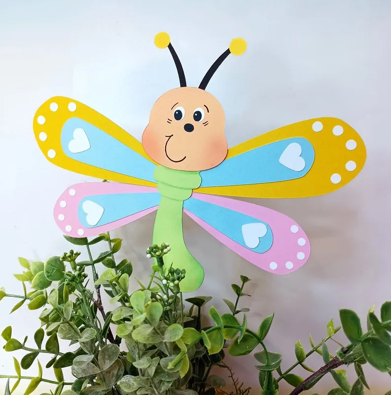 Eine Libelle aus Bastelpapier im Blumentopf