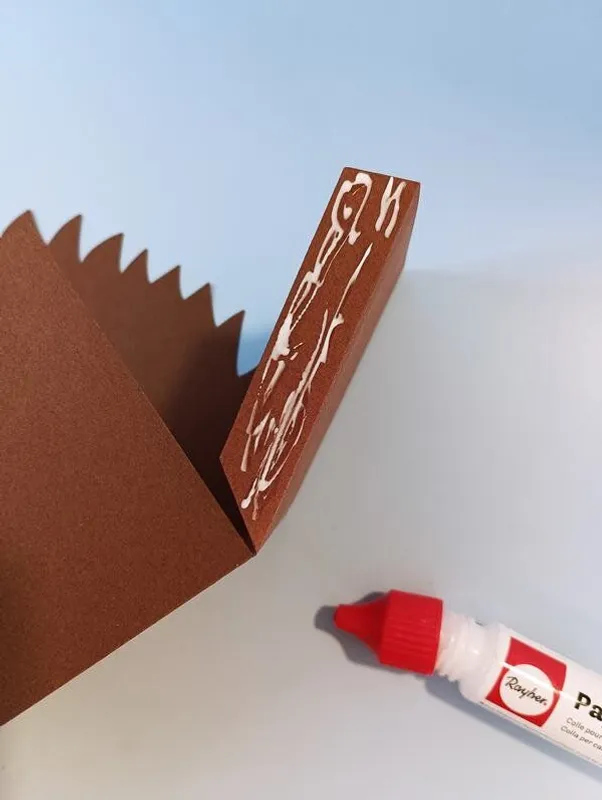 Eine Schachtel mit einem Igel wird angefertigt