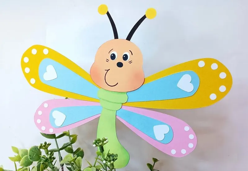 Libelle aus Bastelpapier