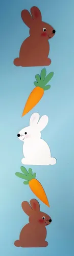 Hasen aus Bastelpapier in Weiß und Braun für die Osterzeit.