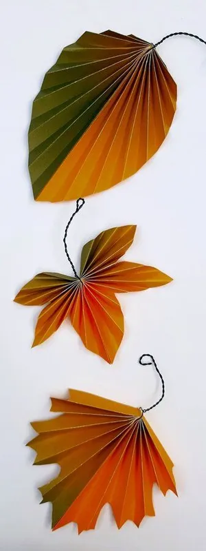 3 Faltblätter aus Regenbogen-Papier.