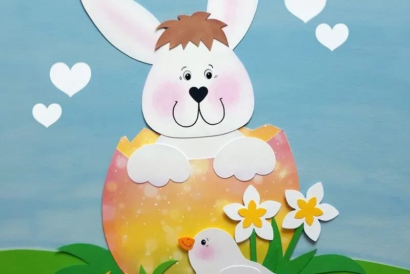 Weißer Hase im buntem Osterei
