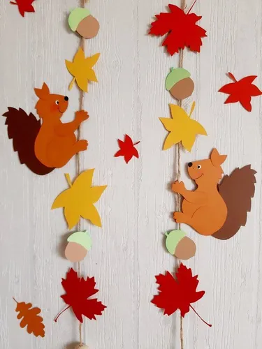 Dekoketten mit Eichhörnchen und Blättern aus Papier-