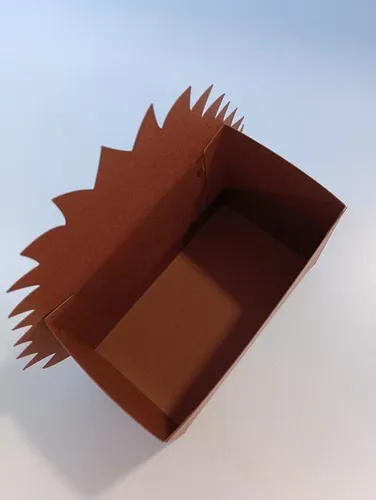 Eine Schachtel mit einem Igel wird zusammengeklebt