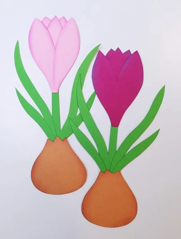 Krokusse in Flieder aus Bastelpapier