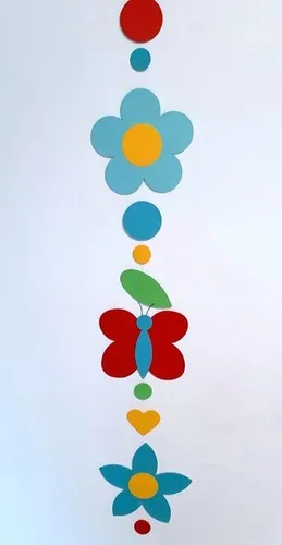 Eine Blumenkette aus Fotokarton.