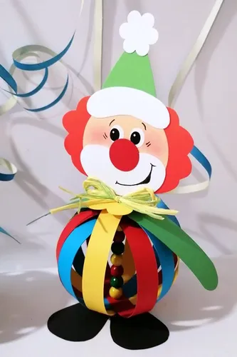 Clowns aus Papierstreifen mit grünen Hüten