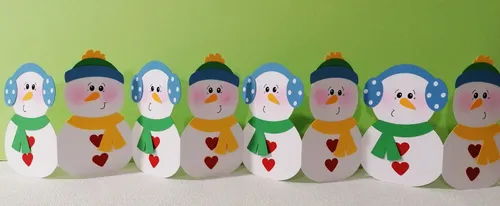 Schneemann-Leporello vor einem grünen Hintergrund
