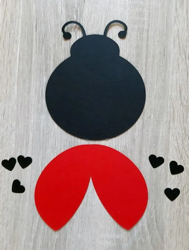 Ein Marienkäfer aus Papier wird zusammengeklebt