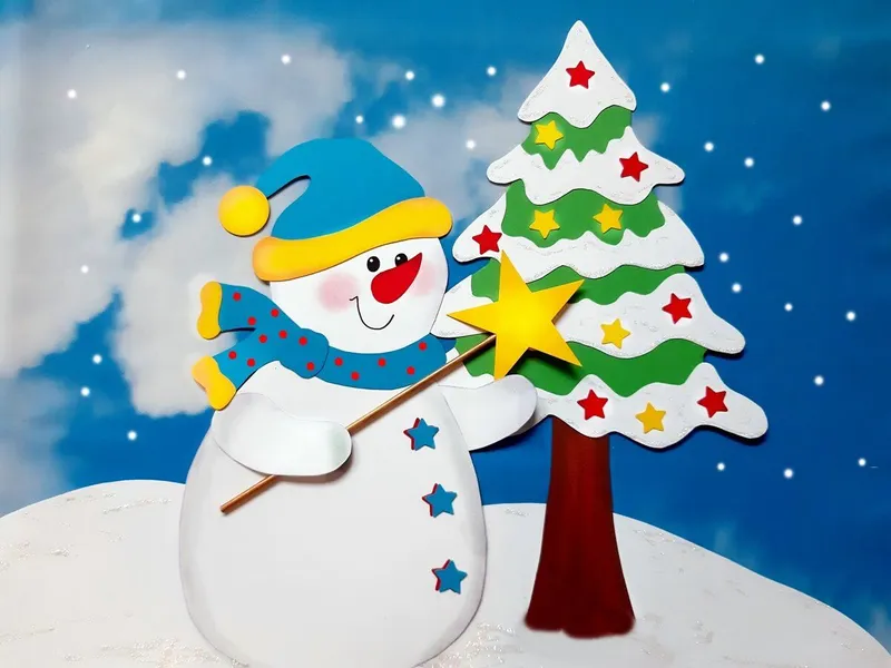Schneemann vor Tannenbaum aus Papier