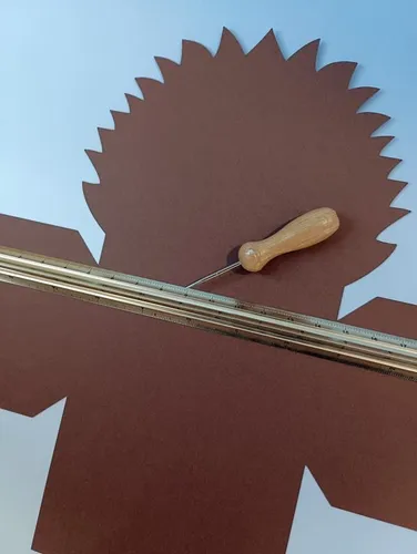 Eine Schachtel mit einem Igel wird gefalzt