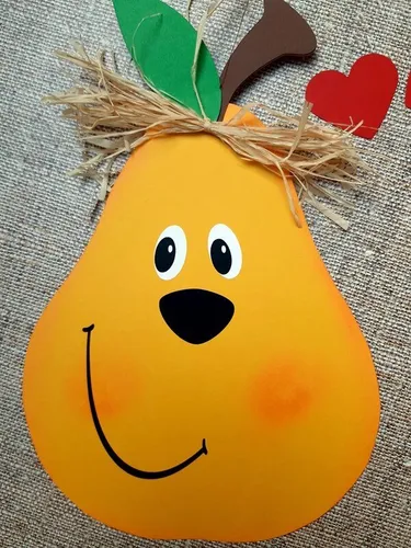 Eine Birne mit Gesicht aus Buntpapier.