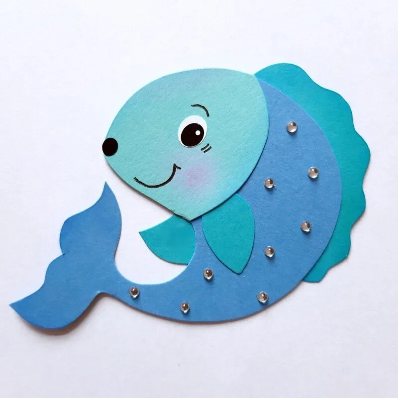 Fisch in grün-blau aus Bastelpapier für das Mobile Seetiere