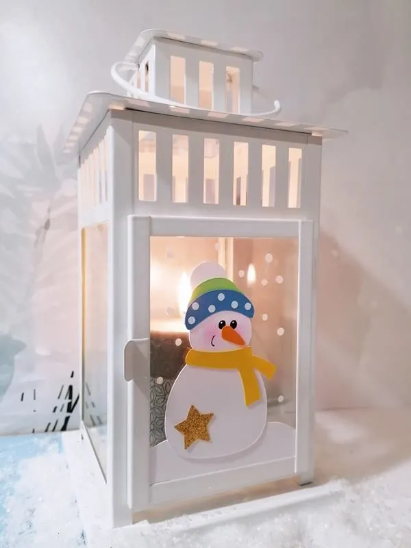 Ein Schnee - Mann aus Bastelpapier auf einer Laterne