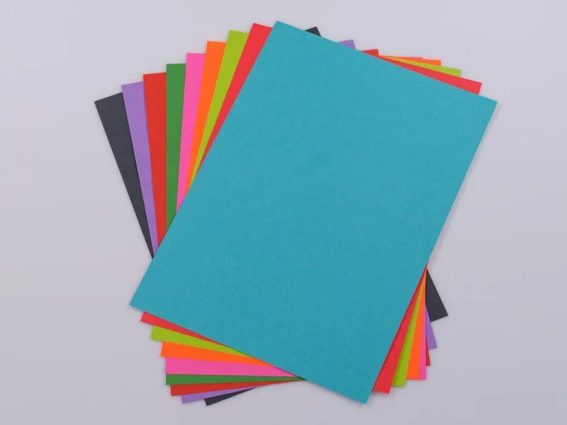 Bunt, bunter, bedruckt: Drucken auf farbigem und strukturiertem Papier