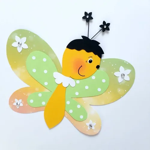 Ein gelber Schmetterling aus Papier