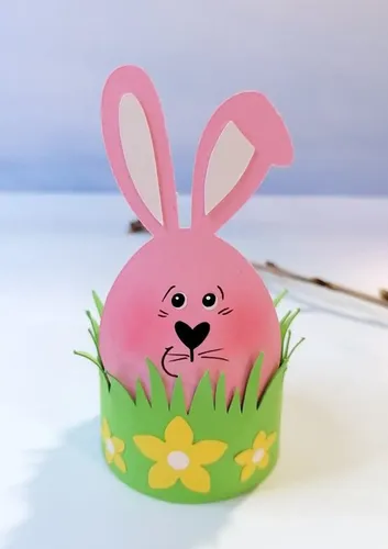 1 Eierbecher mit einem Osterhasenmotiv
