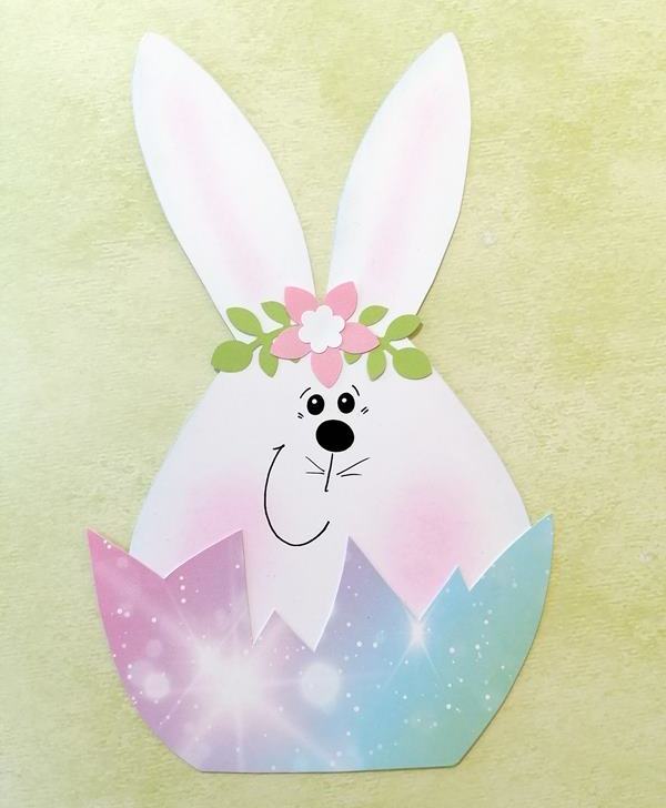 Weißer Hase in bunter Eierschale aus Bastelpapier für Ostern