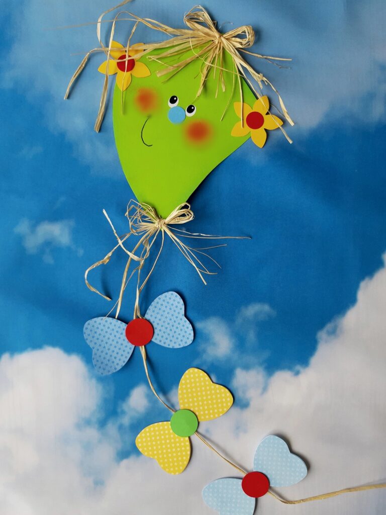 Ein fliegender Herbstdrachen aus Papier