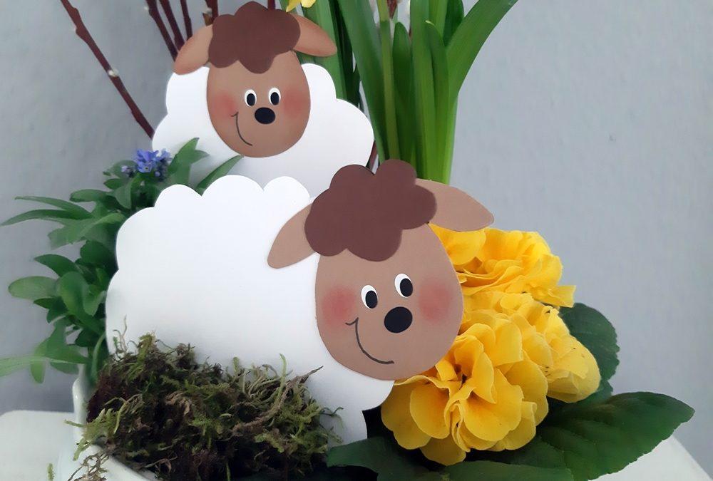 Frühlingslämmer für die Blumenschale
