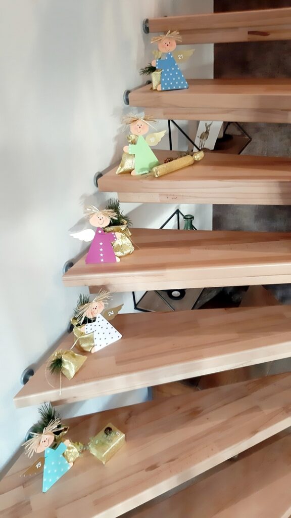 Eine Treppe mit vielen Engeln als Adventskalender.