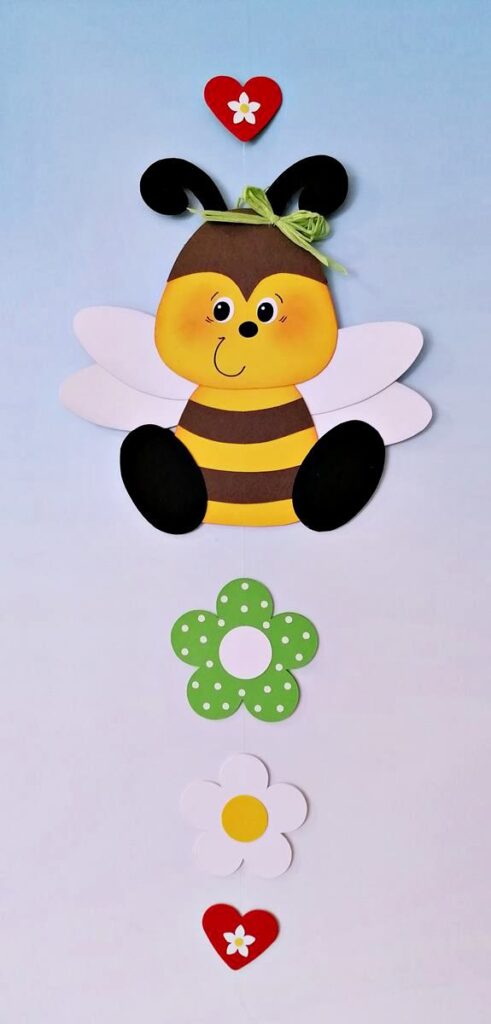 Dekokette Biene mit Blumen aus Bastelpapier