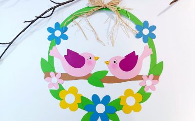 Blumenkranz mit fröhlichem Vogelgezwitscher