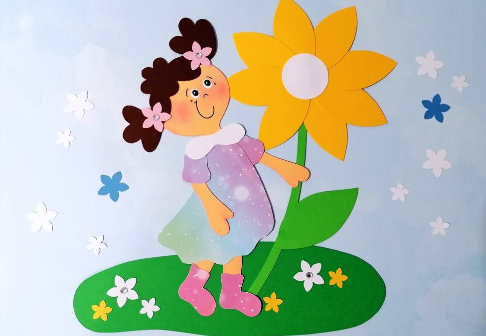 Mädchen mit großer Blume aus Bastelpapier