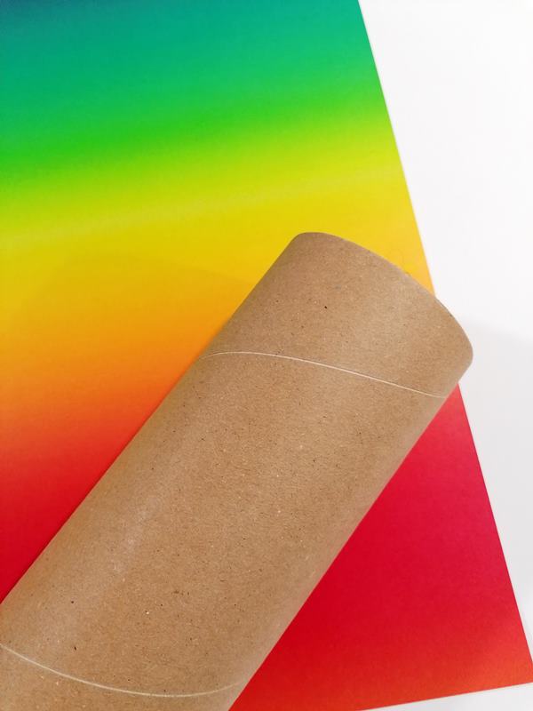 Pappröhre und regenbogen-Fotokarton