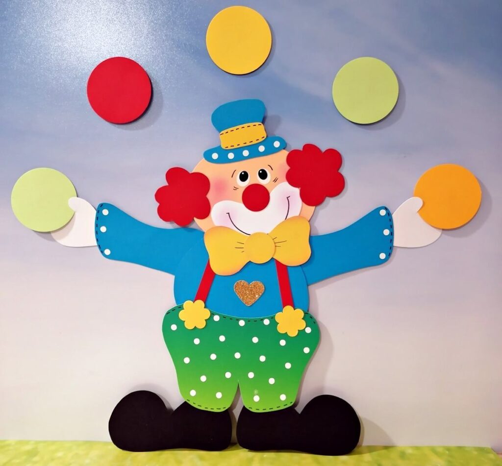 Clown beim Jonglieren mit Bällen