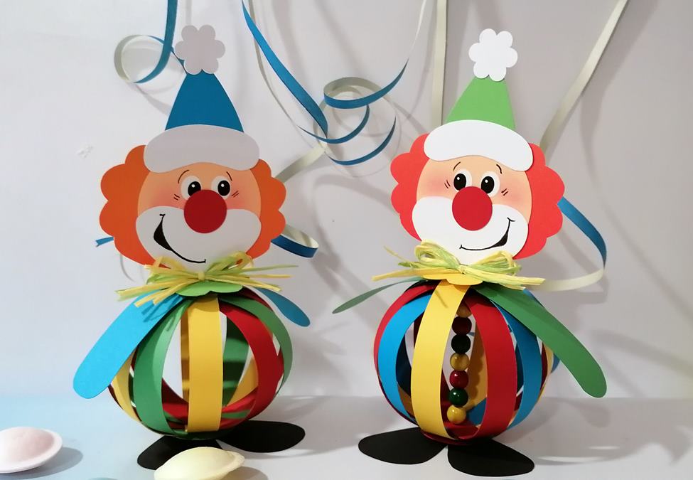 2 Clowns als Paper Balls in bunten Farben