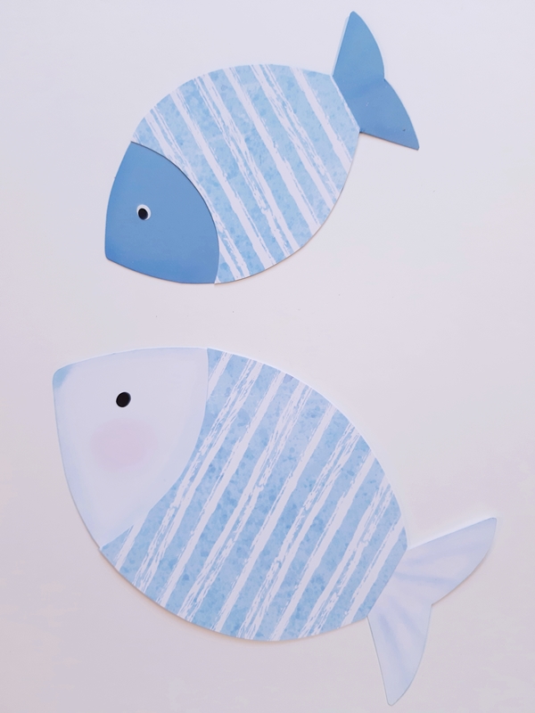 2 Fische aus Papier in blau und weiß