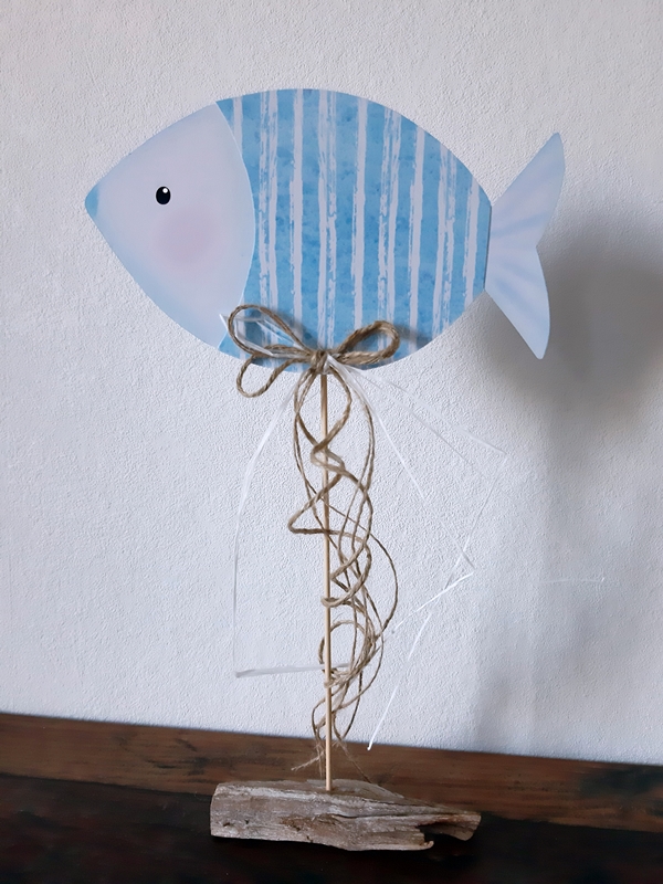 1 Fisch aus Papier in blau und weiß am Holzstab