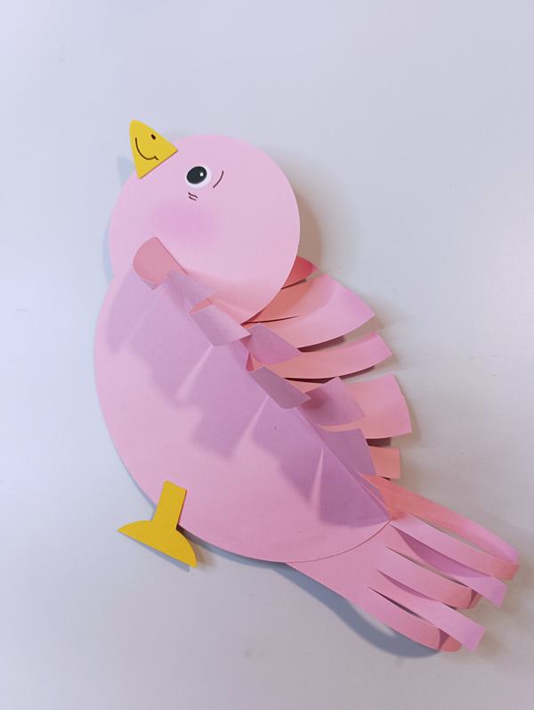 Vögel aus Papier in rosa