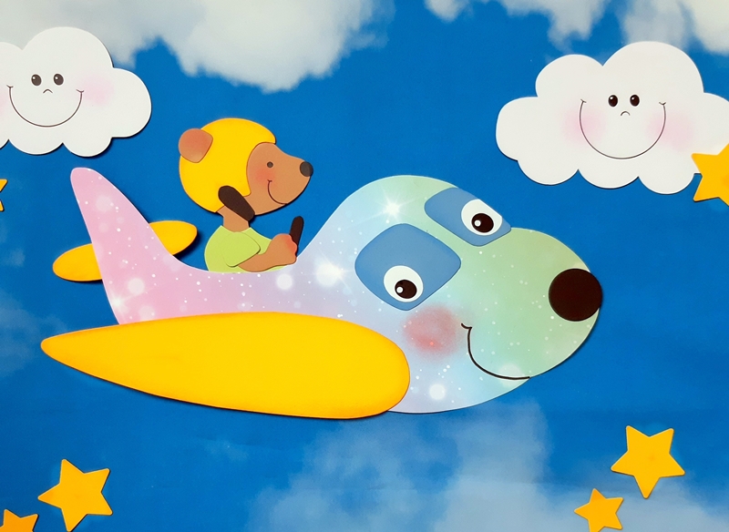 Ein Flugzeug mit einem Bären über den Wolken.