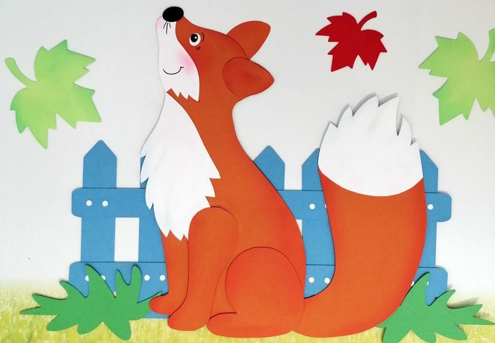 Fuchs aus Bastelpapier vor einem Gartenzaun