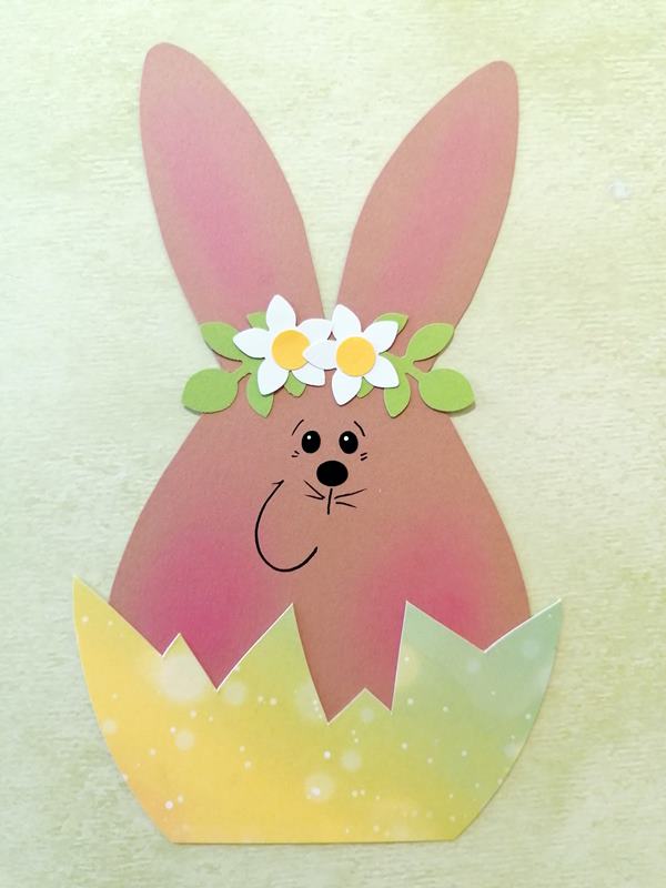 Brauner Hase in bunter Eierschale aus Bastelpapier für Ostern