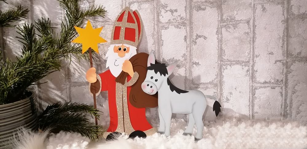 Heiliger Nikolaus mit seinem Esel aus Bastelpapier