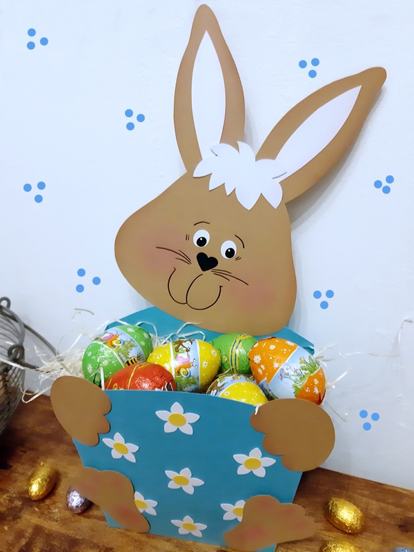 Hase mit Geschenkschachtel und Schokoladeneiern