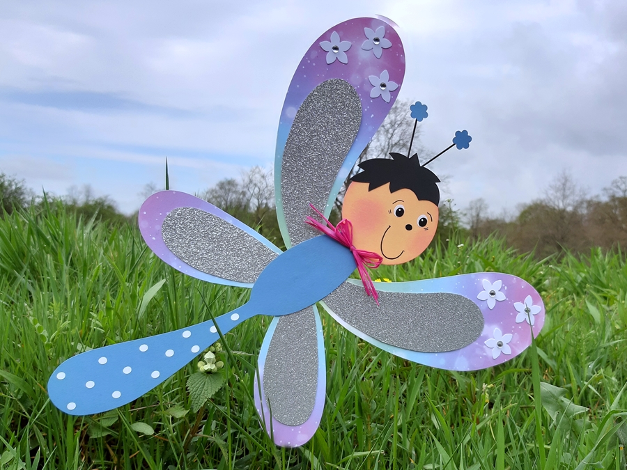 Fliegende Libelle aus Bastelpapier