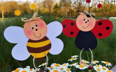 Marienkäfer und Biene im Blumenbeet