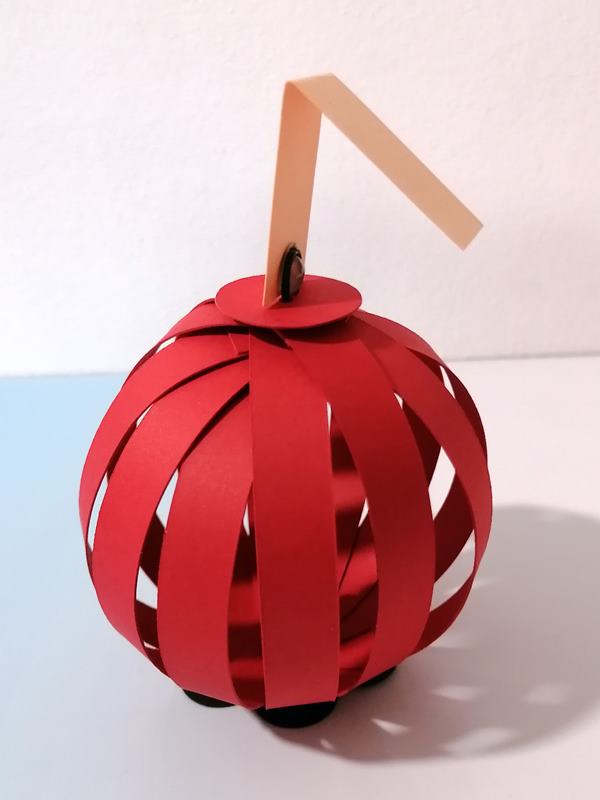 Roter paper Ball für die Weihnachtsfiguren