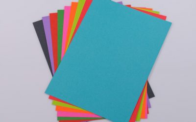 Bunt, bunter, bedruckt: Drucken auf farbigem und strukturiertem Papier