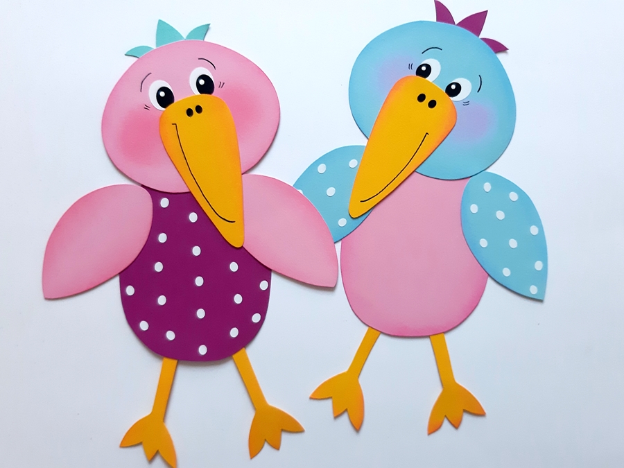 2 Vögel aus bunten Papier mit den Namen Rosa-Mariechen und Frederick